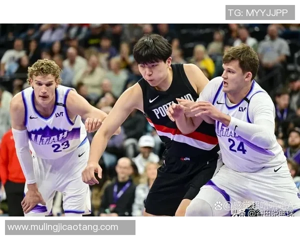 开拓者与爵士激战正酣比分悬念迭起引发球迷热议